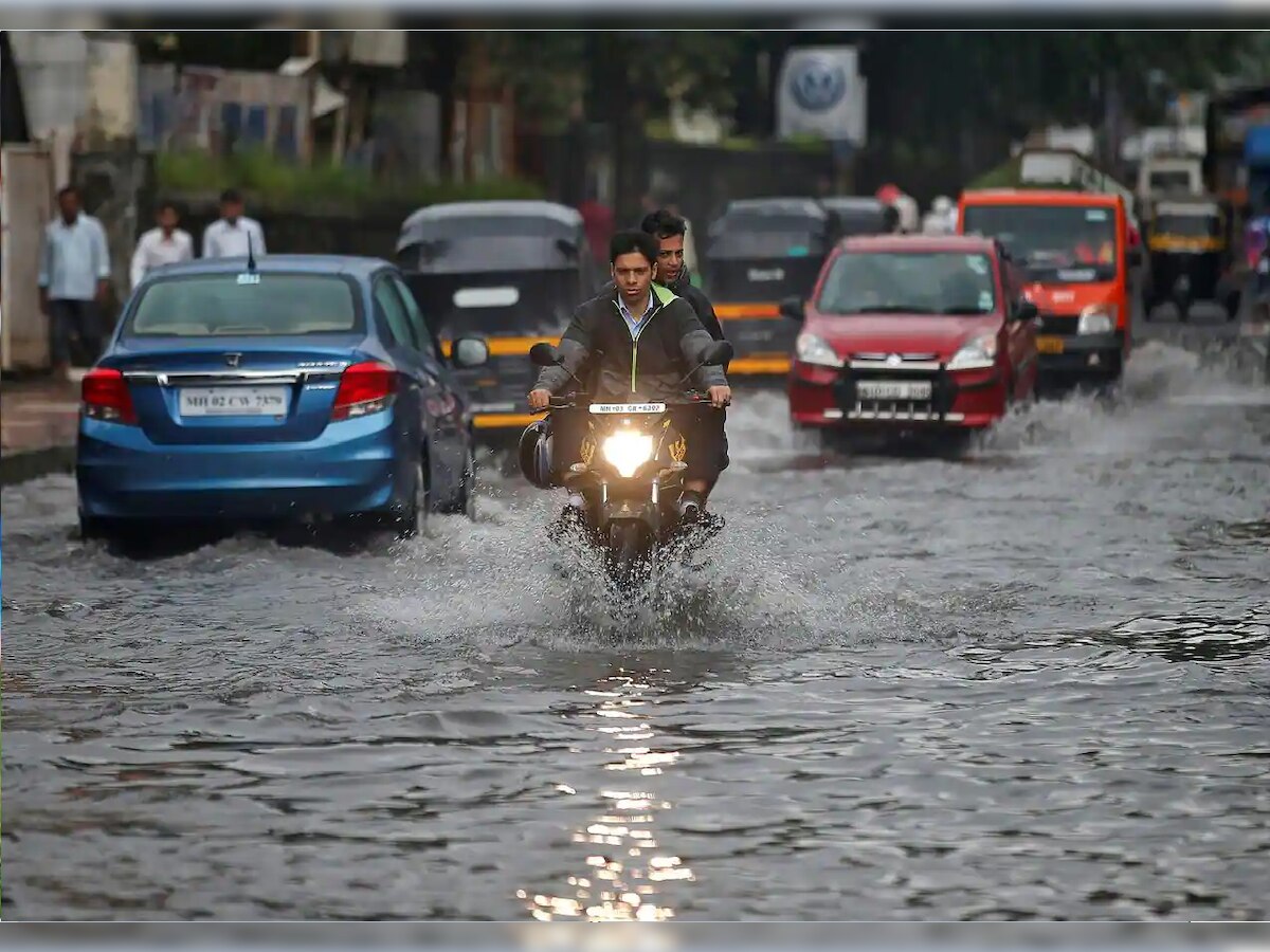 मुंबईसह उपनगरांत पावसाचा जोर,  कुठे पाणी साचलं, तर कुठे झाडं कोसळली... रेल्वे सेवाही विस्कळीत title=