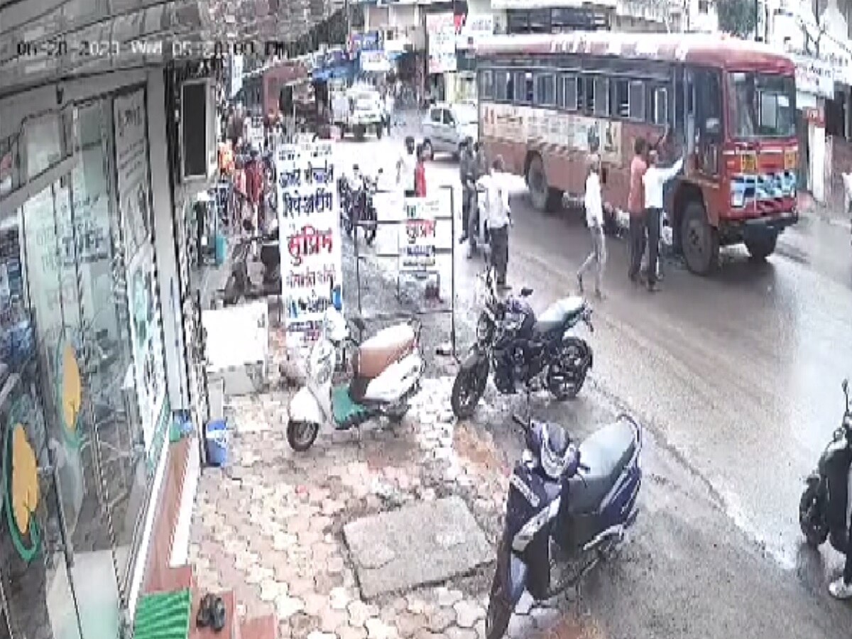 बस चालवताना ST ड्रायव्हरला हृदयविकाराचा झटका आला आणि… अहमदनगरमधील थरार घटना