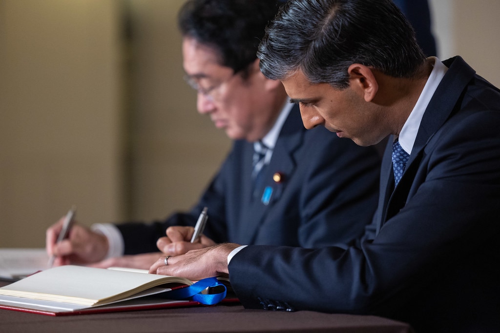Rishi Sunak seen using erasable ink pens on official documents and in meetings