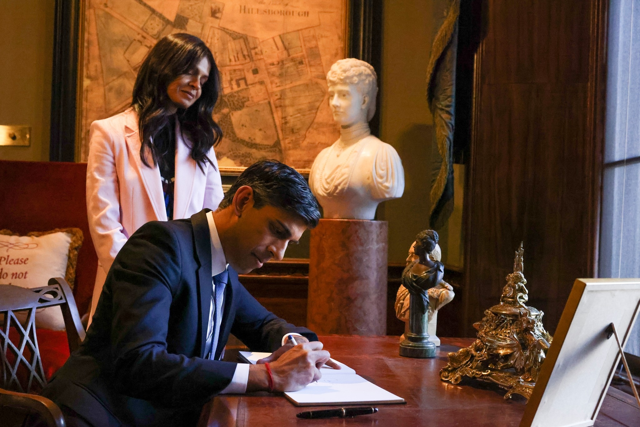 Rishi Sunak seen using erasable ink pens on official documents and in meetings