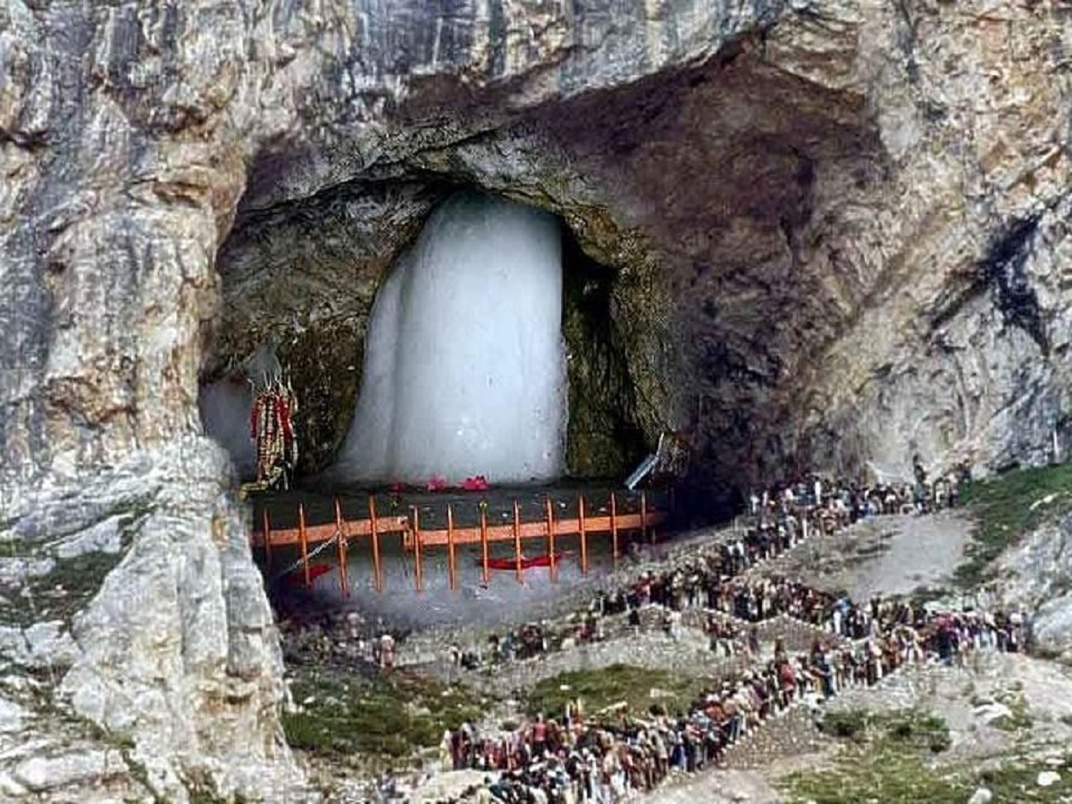 Amarnath Yatra 2023 : बाबा बर्फानीच्या दर्शनासाठी यात्रेकरु रवाना; यावर्षी भक्तांना हेल्मेट घालून घ्यावं लागणार दर्शन? title=