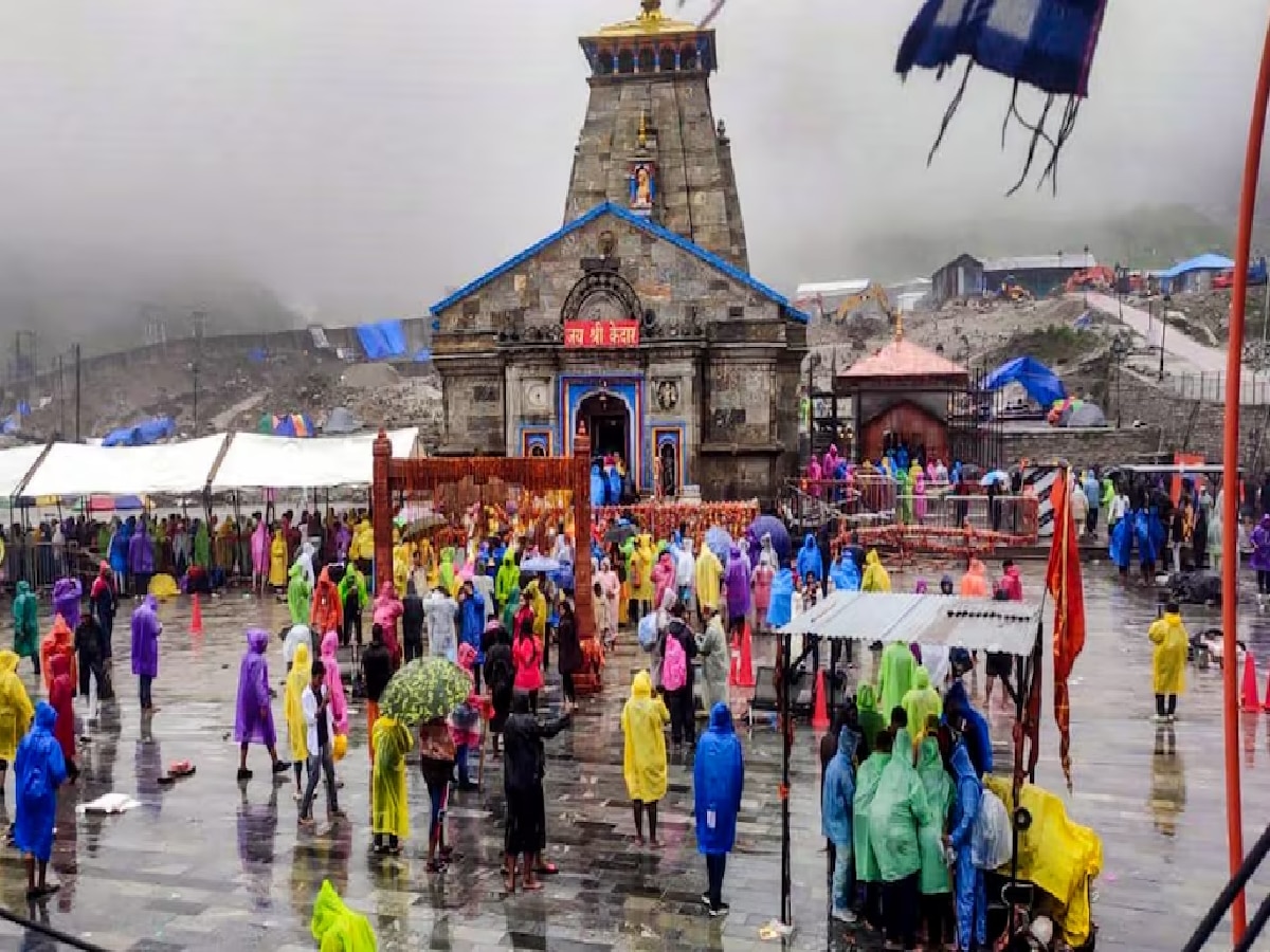 देवा तुला शोधू कुठं? पावसामुळं केदारनाथला आलेल्या भाविकांना पडला प्रश्न; अर्ध्या वाटेतच अडकले यात्रेकरु  title=