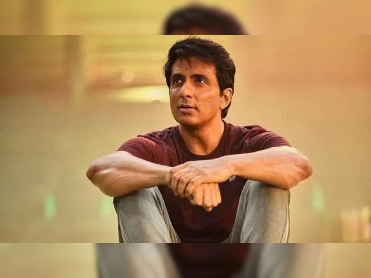 Sonu Sood आला अभिनेत्रीच्या मदतीला धावून... अशी कामगिरी केली की कराल पोटभरून कौतुक title=