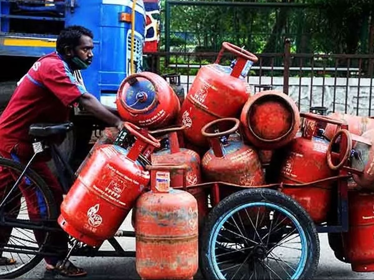 आणखी एक झटका; LPG सिलिंडरच्या दरात वाढ, आता मोजावे लागणार 'इतके' रुपये  title=