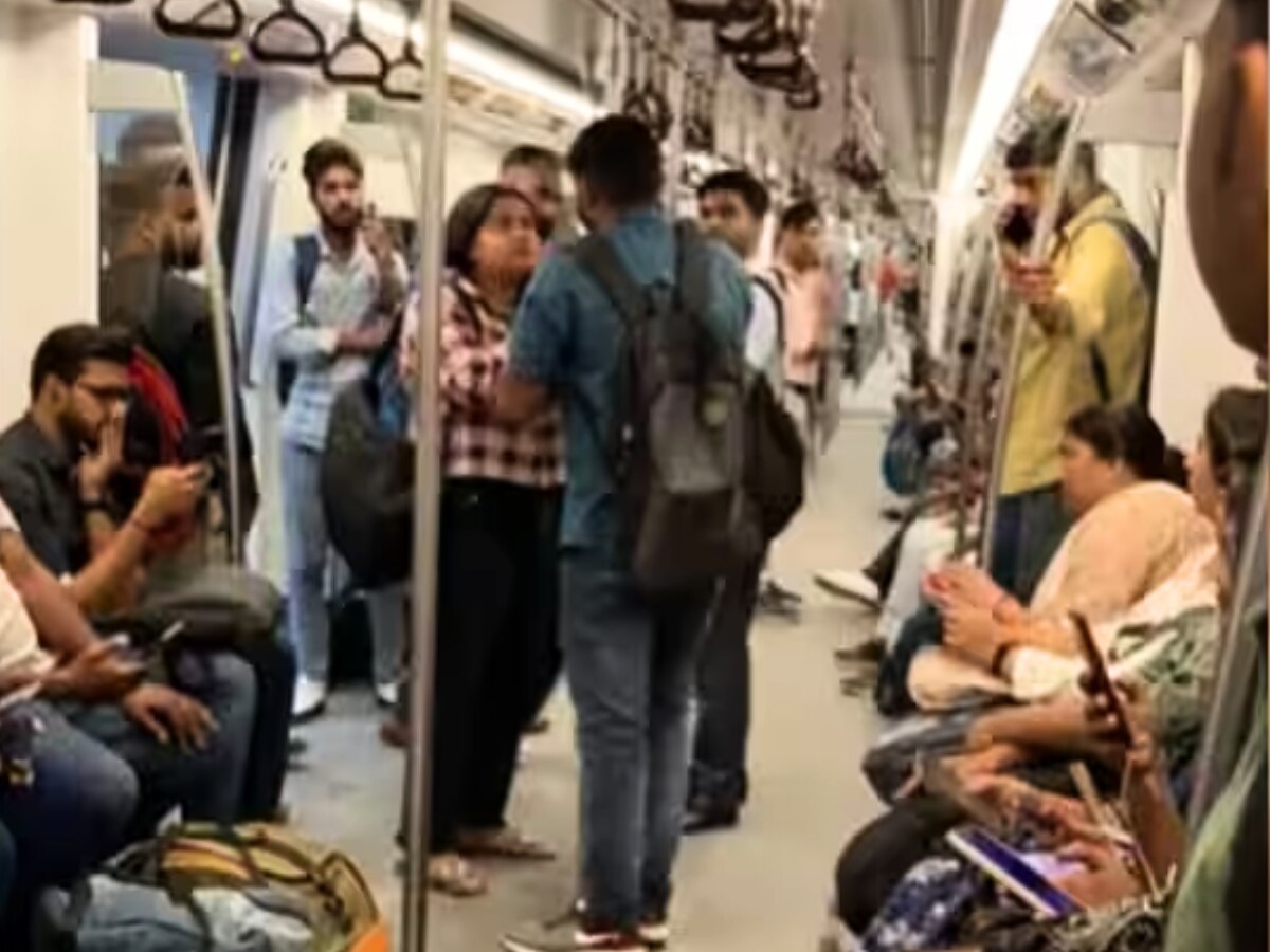 Delhi Metro Couple Fight: खचाखच भरलेल्या मेट्रोमध्ये गर्लफ्रेंडने बॉयफ्रेंडला धु धु धुतलं, पाहा Video title=