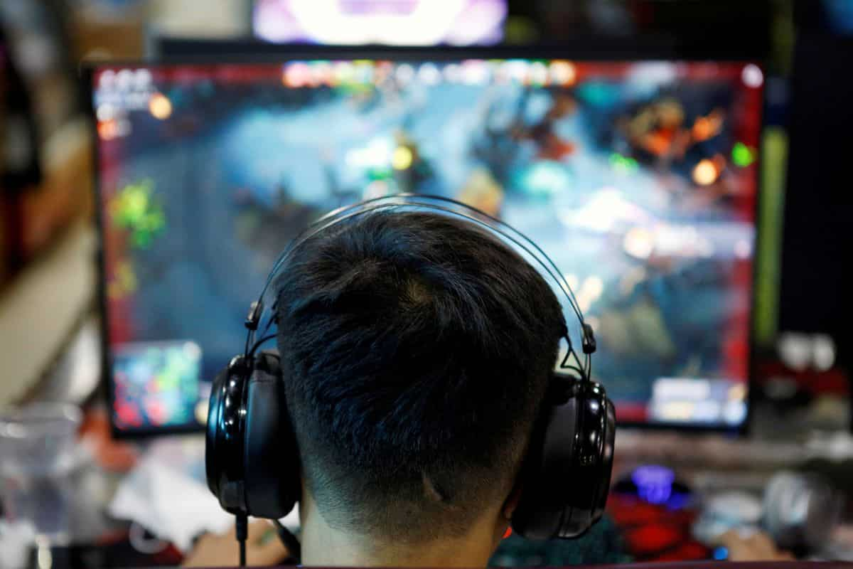 Gaming addiction Break the habit of children to play games continuously