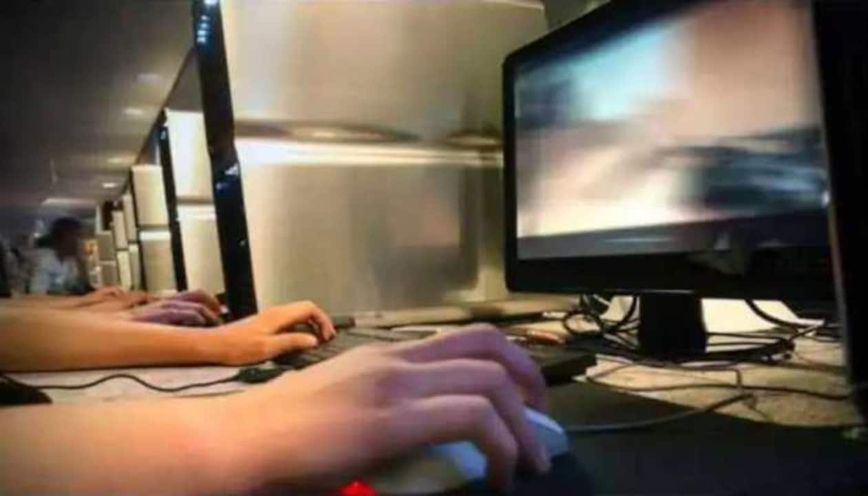 Gaming addiction Break the habit of children to play games continuously