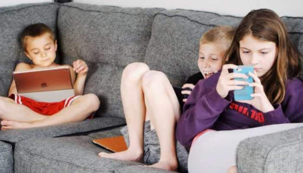 Gaming addiction Break the habit of children to play games continuously 