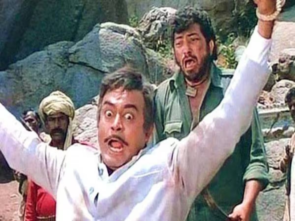'ठाकूर'ला हात नसल्याचं संजीव कुमार अखेरच्या दृश्यातच विसरले; 'शोले'च्या सेटवर असं काही घडलं की... title=