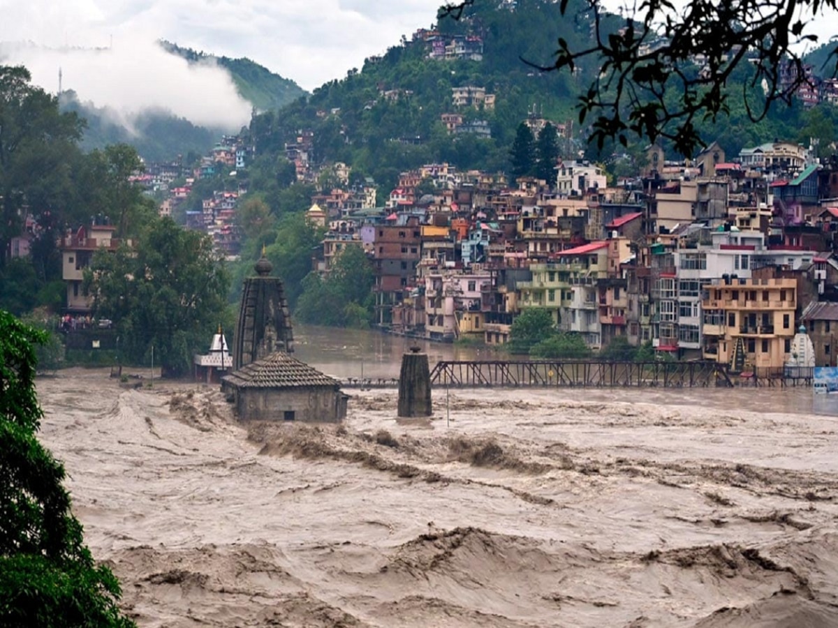 Rain Update : हिमाचल प्रदेशात नद्यांना रौद्र रुप, एकच हाहाकार;  उत्तराखंडमध्ये 'रेड अलर्ट' title=