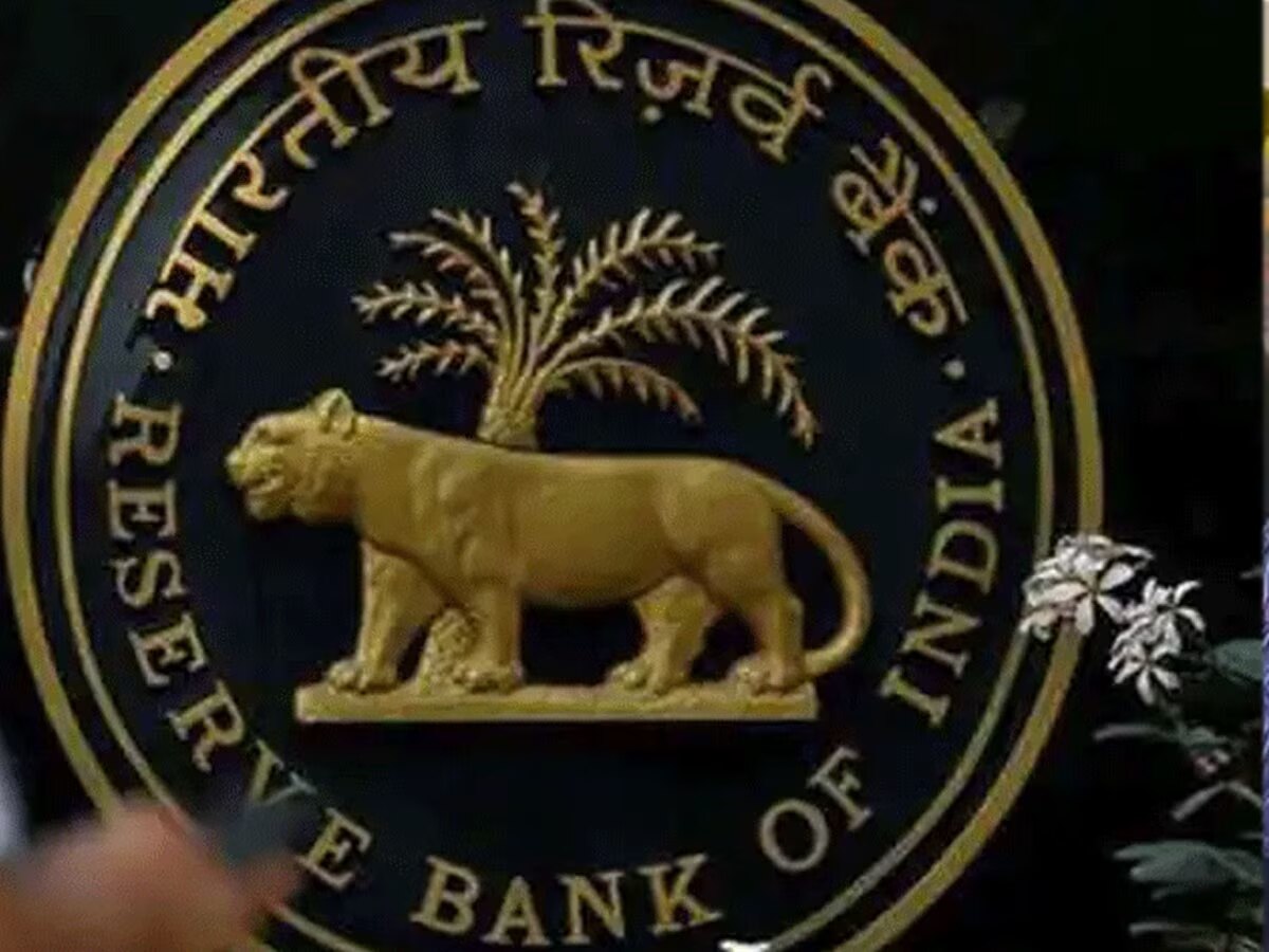 RBI च्या कठोर कारवाईमुळं आठवड्याभरात 4 बँकांचा परवाना रद्द; खातेधारकांच्या पैशांचं काय?   title=