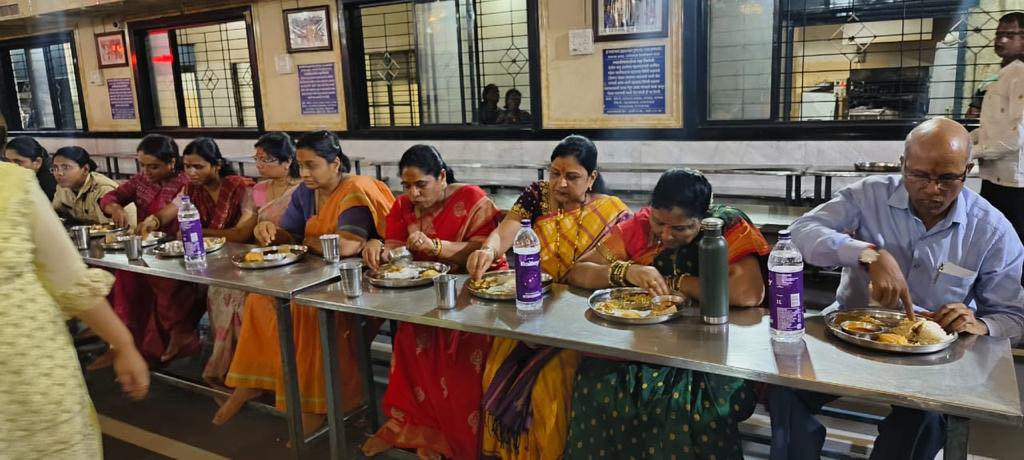 CM Eknath Shinde Wife Lata Shinde Offered Her Service At Akkalkot Temple Kitchen