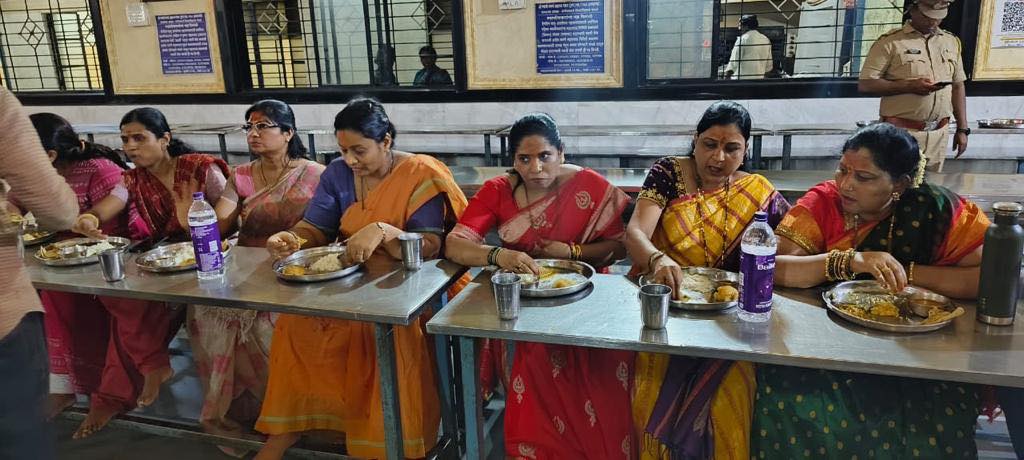 CM Eknath Shinde Wife Lata Shinde Offered Her Service At Akkalkot Temple Kitchen