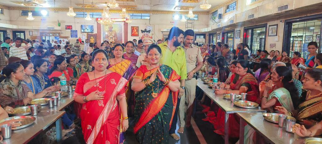 CM Eknath Shinde Wife Lata Shinde Offered Her Service At Akkalkot Temple Kitchen