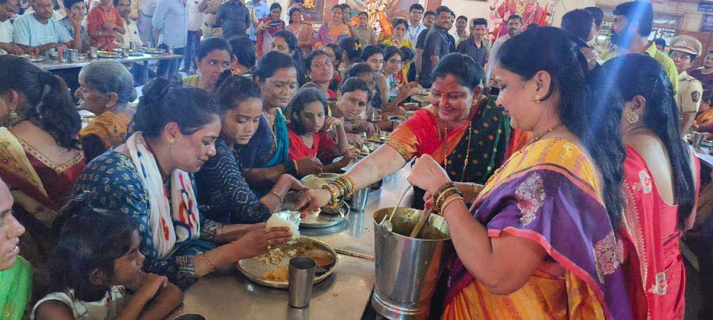 CM Eknath Shinde Wife Lata Shinde Offered Her Service At Akkalkot Temple Kitchen