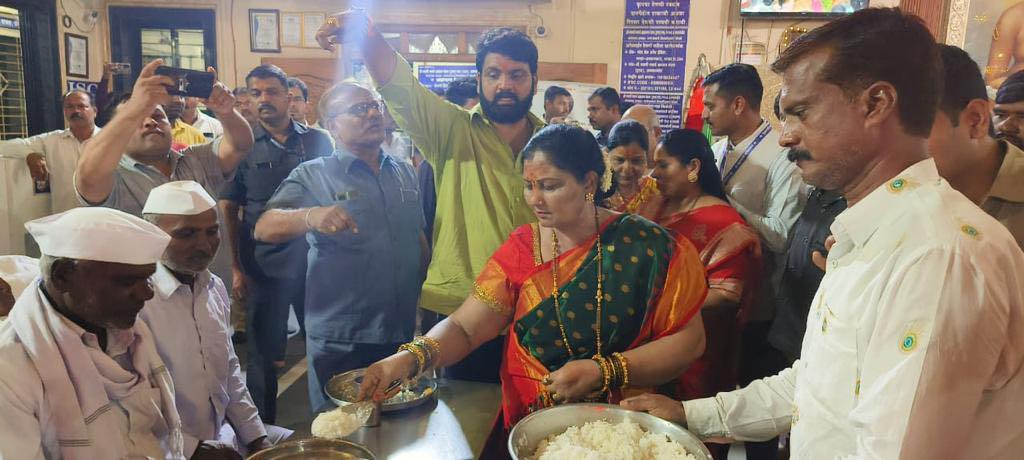 CM Eknath Shinde Wife Lata Shinde Offered Her Service At Akkalkot Temple Kitchen