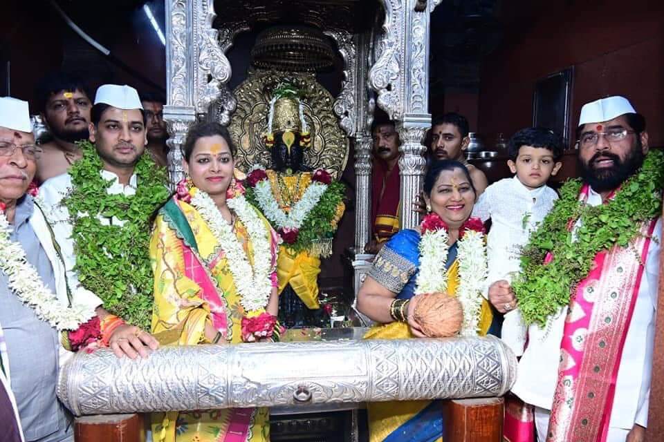 CM Eknath Shinde Wife Lata Shinde Offered Her Service At Akkalkot Temple Kitchen