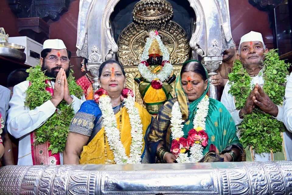 CM Eknath Shinde Wife Lata Shinde Offered Her Service At Akkalkot Temple Kitchen