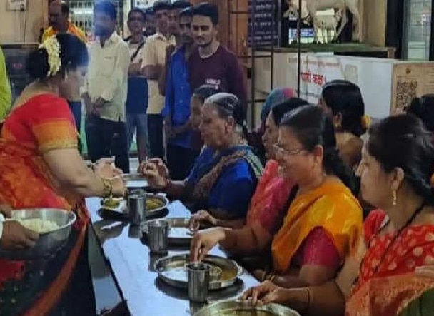 CM Eknath Shinde Wife Lata Shinde Offered Her Service At Akkalkot Temple Kitchen