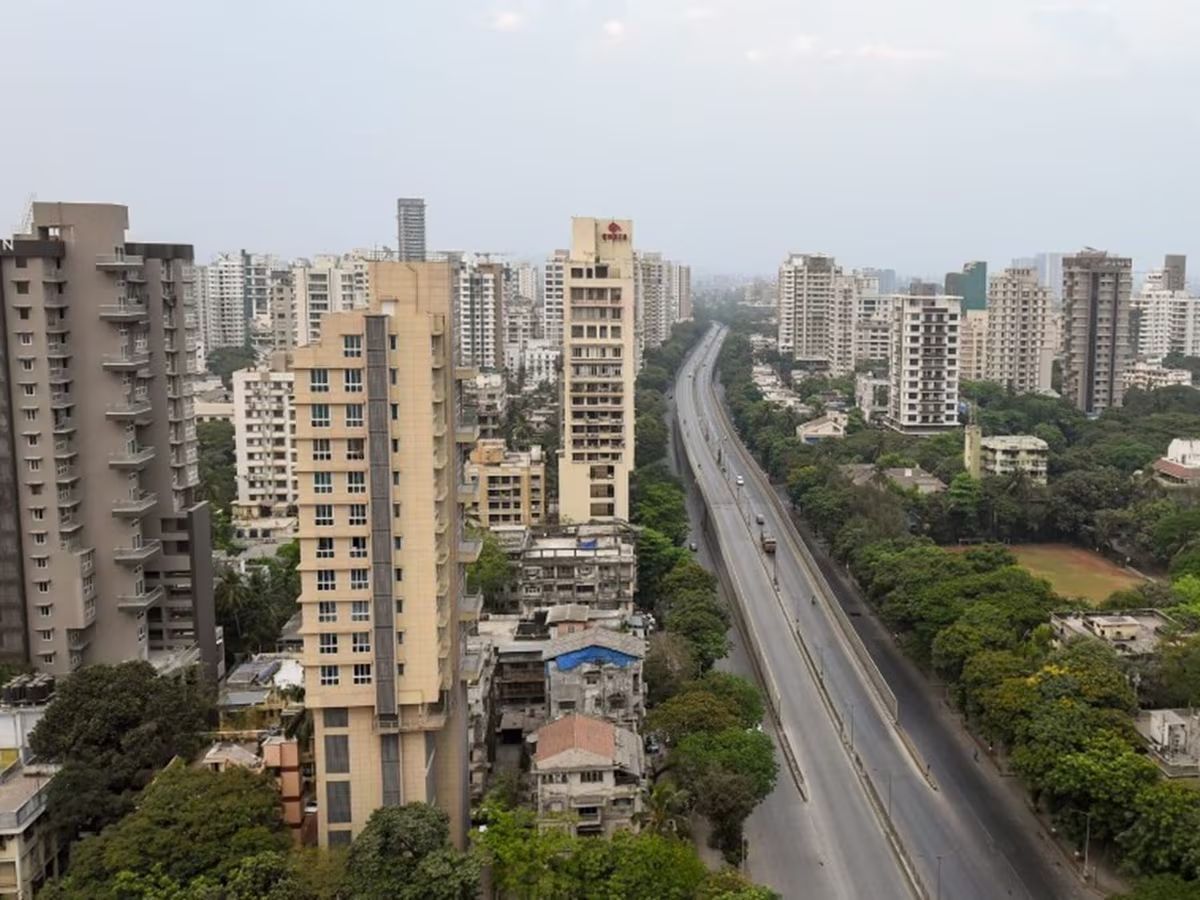 मुंबईत घर घेण्याचं स्वप्न आता साकार होणार; नोकरदारांसाठी सरकारचा मोठा निर्णय मुंबईत घर घेण्याचं स्वप्न आता साकार होणार; नोकरदारांसाठी सरकारचा मोठा निर्णय