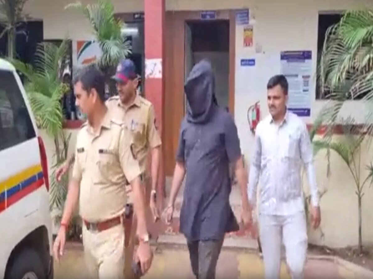 शरद पवार यांचा फोटो, जिल्हाधिकाऱ्याची खोटी सही अन्.. पत्नीसह लाखोंचा गंडा घालणाऱ्या आरोपीला अखेर अटक शरद पवार यांचा फोटो, जिल्हाधिकाऱ्याची खोटी सही अन्.. पत्नीसह लाखोंचा गंडा घालणाऱ्या आरोपीला अखेर अटक