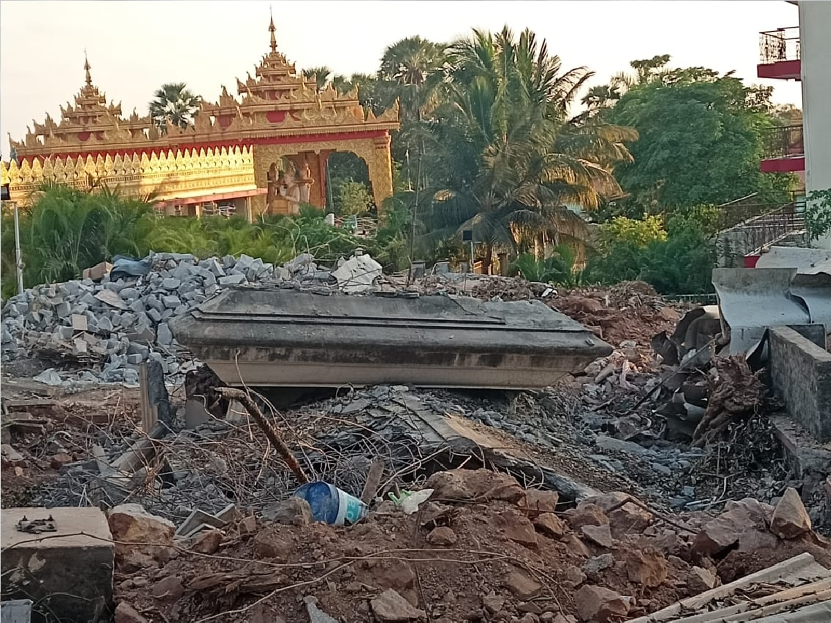 गोराईमधलं पुरातन मंदिर पाडलं, ग्रामस्थ नाराज, पोलीस ठाण्यात एफआयआर दाखल title=