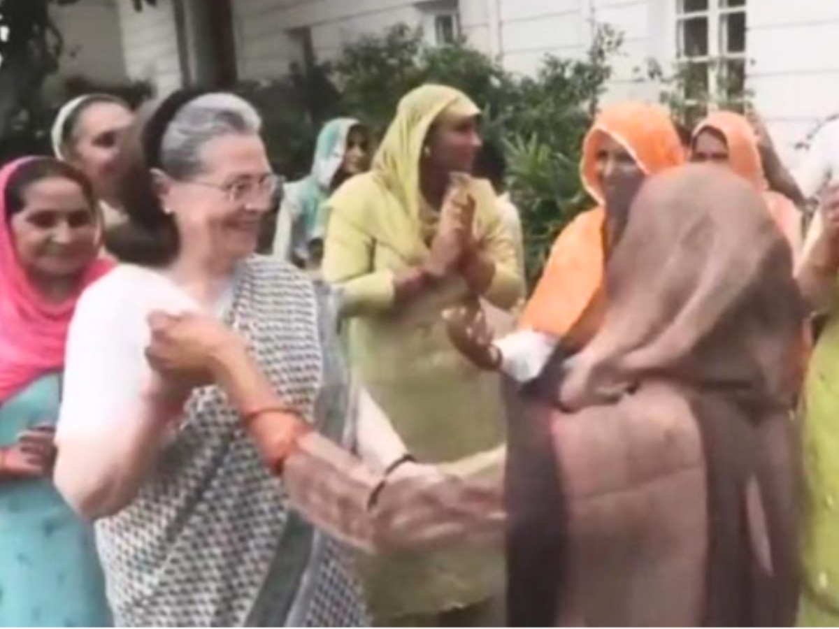 Sonia Gandhi Dance: भातलावणी करणाऱ्या शेतकरी महिलांसोबत सोनिया गांधींनी धरला ठेका; पाहा Video title=