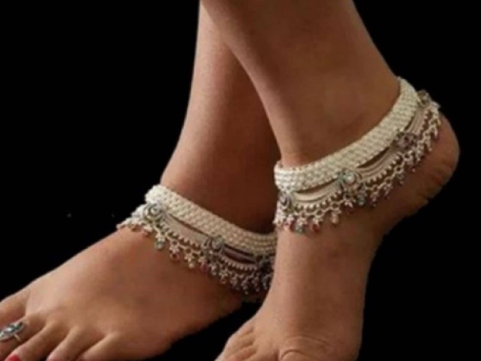 Benefits of wearing anklets Wearing anklets will keep bones strong, immunity