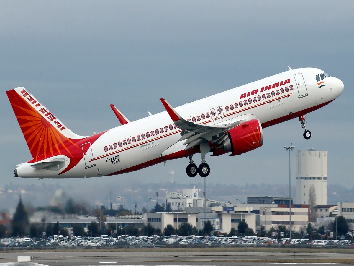 टेकऑफ करताना मोबाईलचा स्फोट; Air India च्या विमानाचे इमर्जन्सी लँडिंग title=