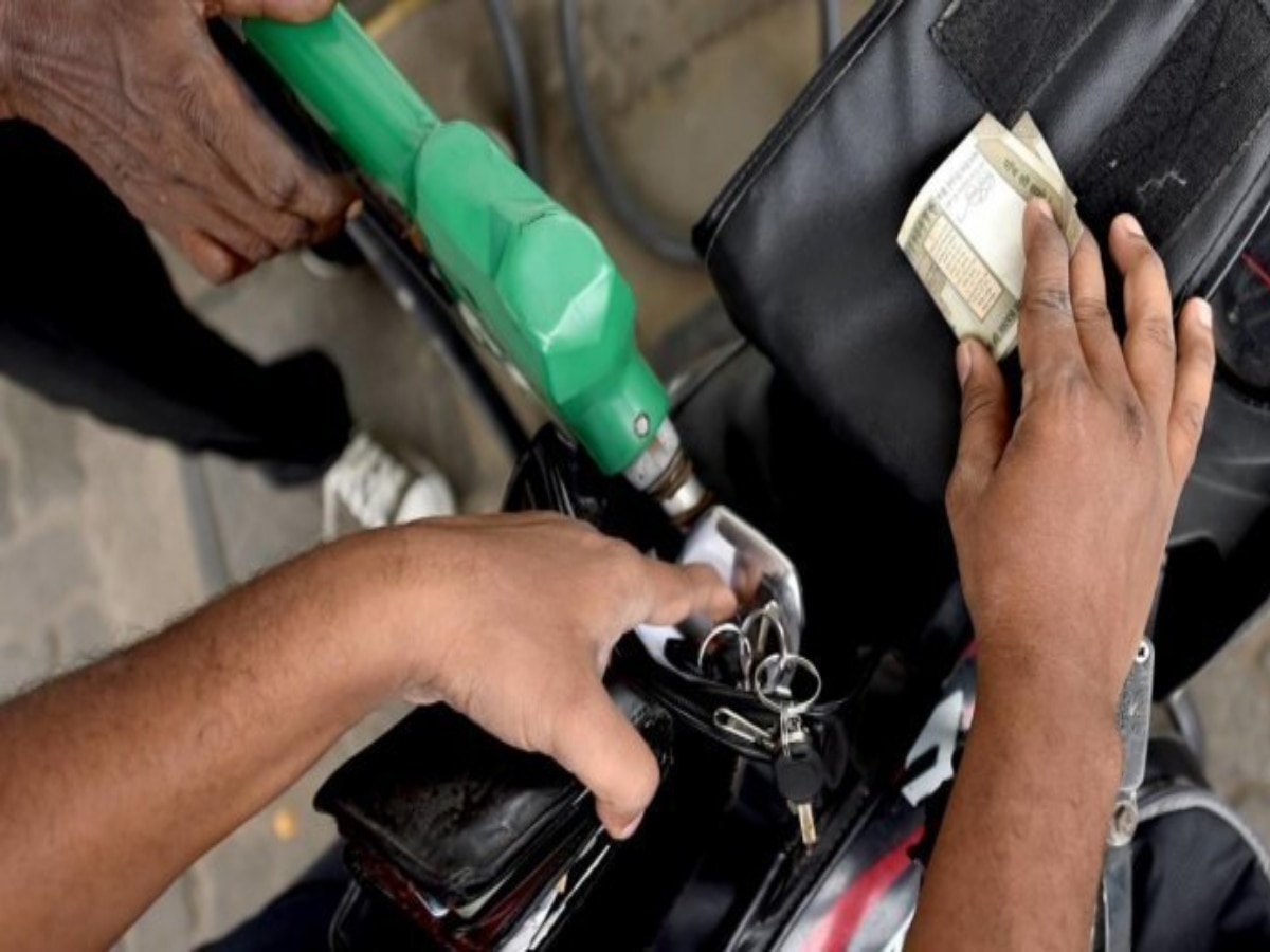 Petrol Diesel Price : पेट्रोल-डिझेलचे भाव कमी होणार की नाही? जाणून घ्या नवे दर title=