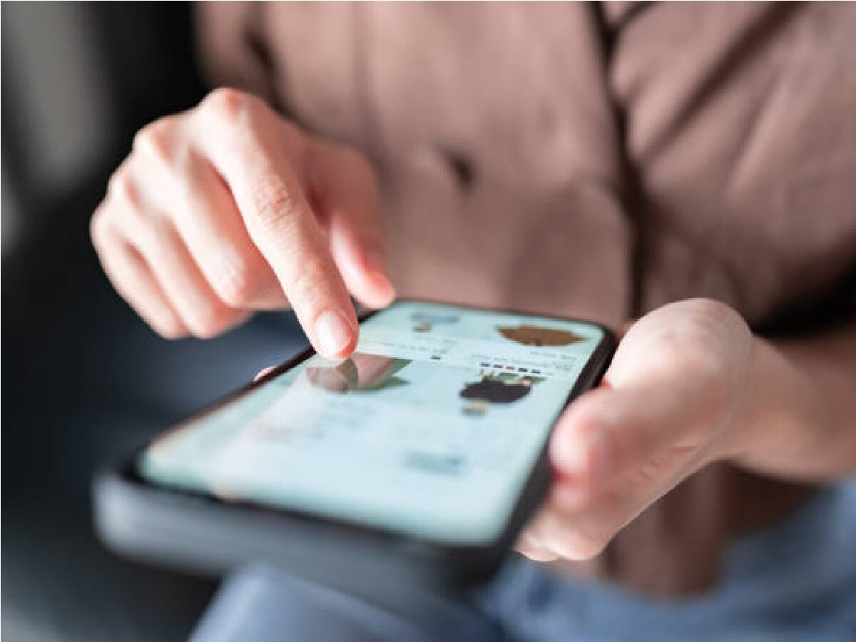 ऑनलाईन शॉपिंग महागात पडली; 548 रुपयांच्या पँट नादात खात्यातून 'असे' उडाले 99 हजार ऑनलाईन शॉपिंग महागात पडली; 548 रुपयांच्या पँट नादात खात्यातून 'असे' उडाले 99 हजार