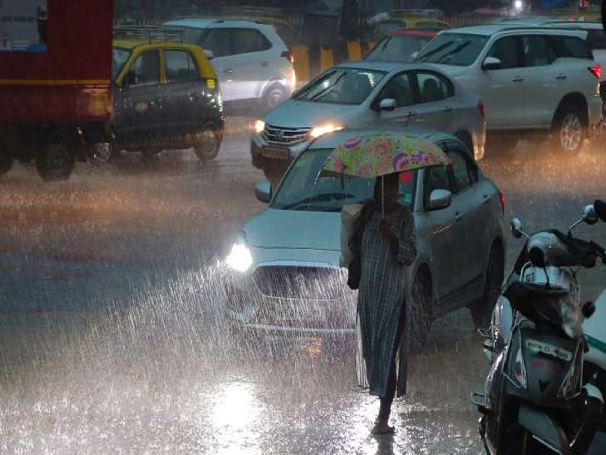 Maharashtra Rain Updates : घाटमाथ्यावर 'रेड' तर, मुंबईत 'ऑरेंज अलर्ट'; घराबाहेर पडण्याआधी वाचा पावसाची बातमी  title=
