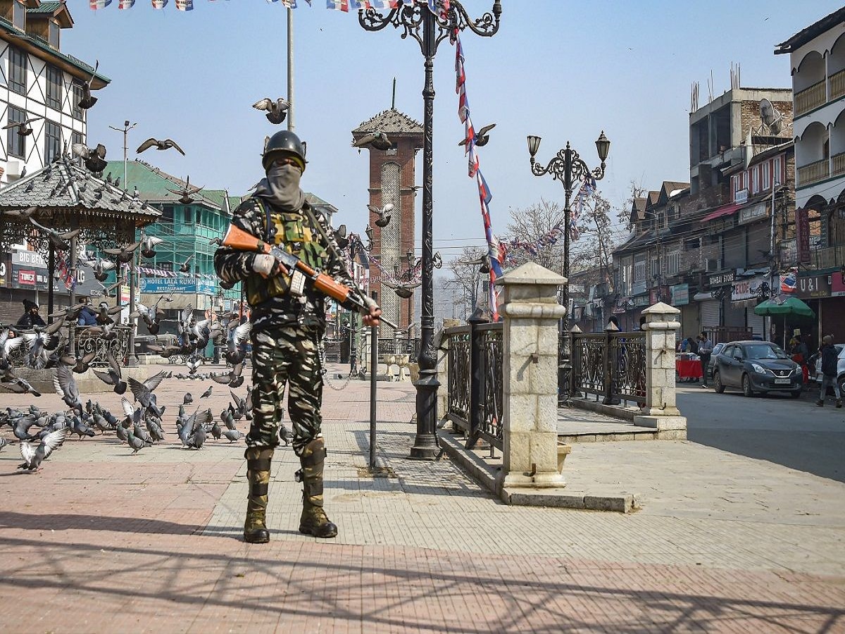 Jammu Kashmir Terrorist Attack : अनंतनागमध्ये दहशतवादी हल्ला; 2 स्थलांतरित मजुरांवर गोळीबार  title=