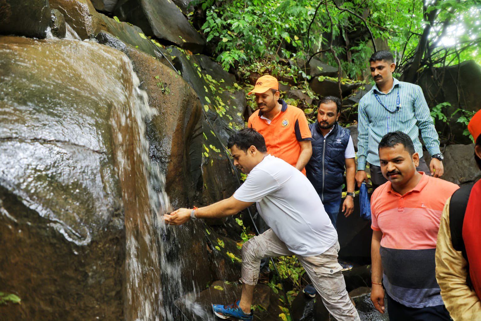 CM Eknath Shinde Son MP Dr Shrikant Shinde Worked In Farm Photos Go viral