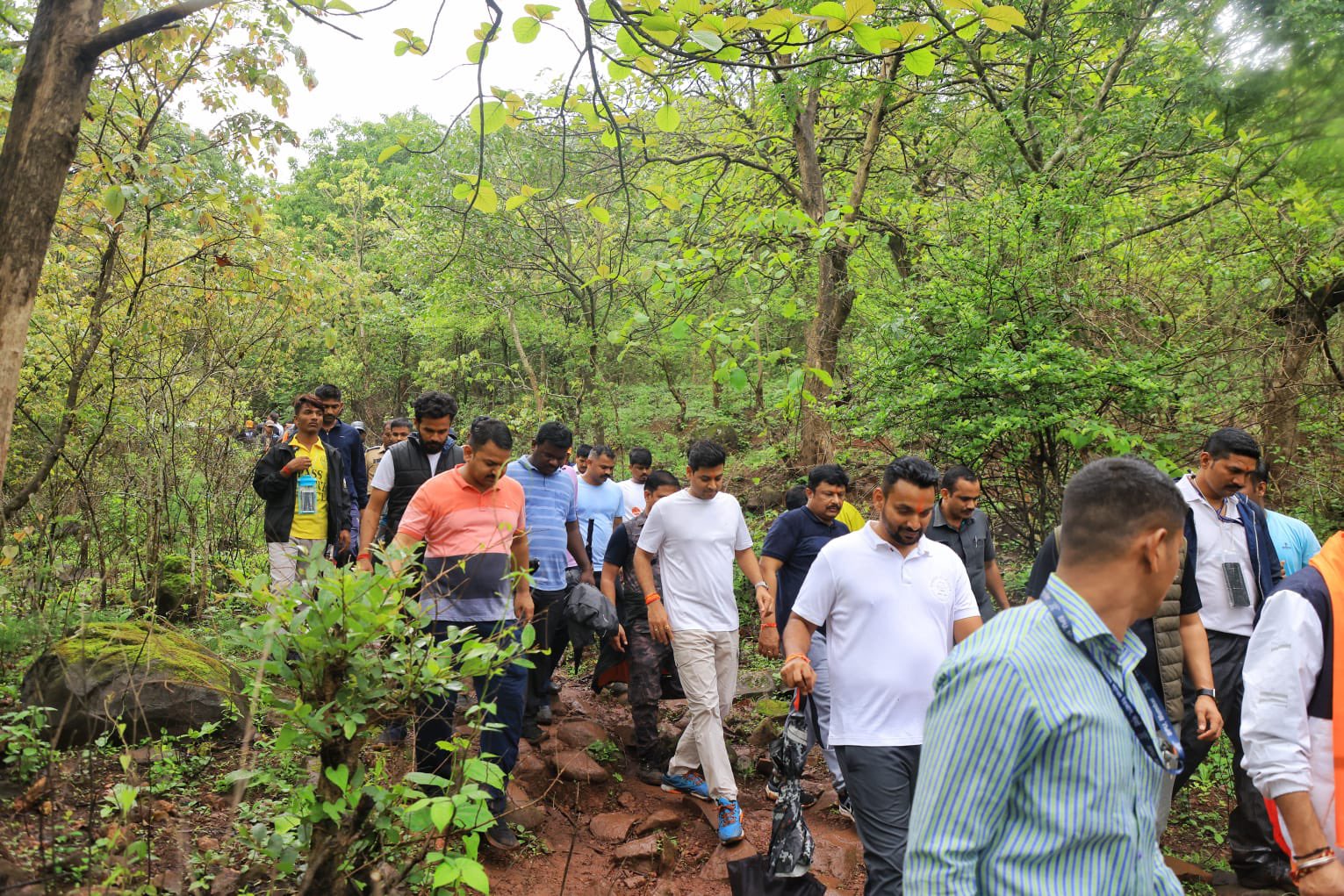 CM Eknath Shinde Son MP Dr Shrikant Shinde Worked In Farm Photos Go viral