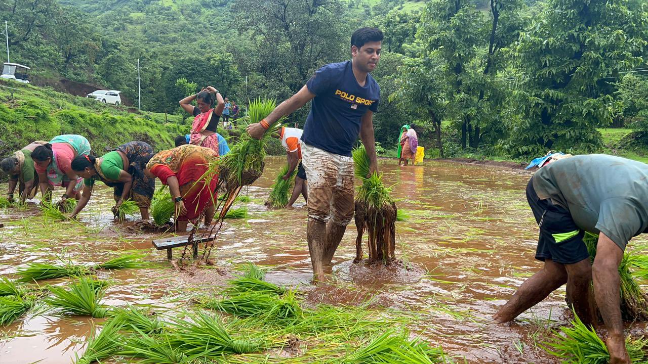 CM Eknath Shinde Son MP Dr Shrikant Shinde Worked In Farm Photos Go viral