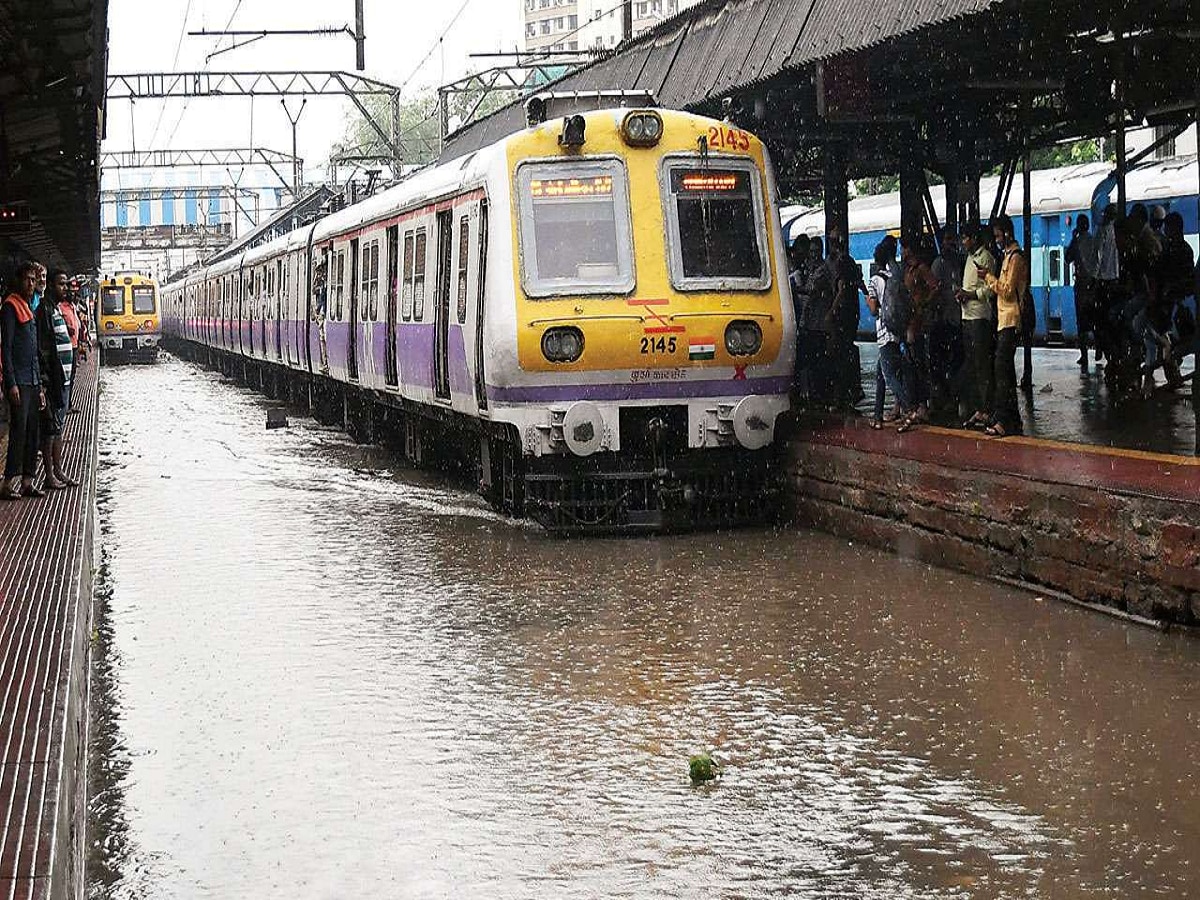 Mumbai Rain LIVE:  पावसाने बेहाल झालेली मुंबई हळूहळू पूर्वपदावर, रेल्वे स्थानकातील गर्दी ओसरली