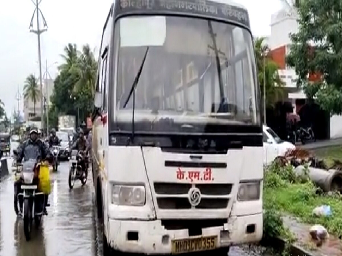 स्कूटीवरुन उडाली आणि बसच्या चाकाखाली आली; आईच्या डोळ्यादेखत चिमुरडीचा मृत्यू स्कूटीवरुन उडाली आणि बसच्या चाकाखाली आली; आईच्या डोळ्यादेखत चिमुरडीचा मृत्यू