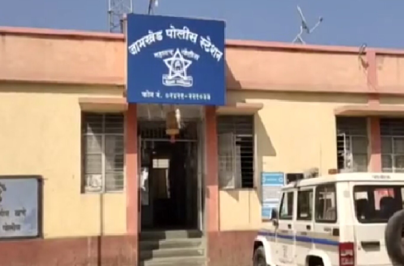 तरुणाच्या डोक्याला पिस्तुल लावली आणि… अहमदनगर येथे पोलिसांसमोर फिल्मी थरार तरुणाच्या डोक्याला पिस्तुल लावली आणि… अहमदनगर येथे पोलिसांसमोर फिल्मी थरार