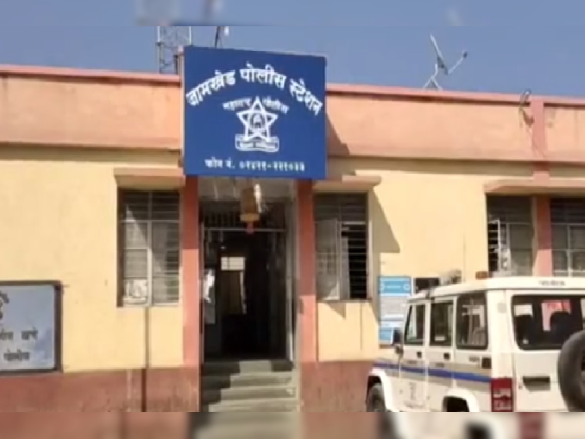 तरुणाच्या डोक्याला पिस्तुल लावली आणि... अहमदनगर  येथे पोलिसांसमोर फिल्मी थरार   title=