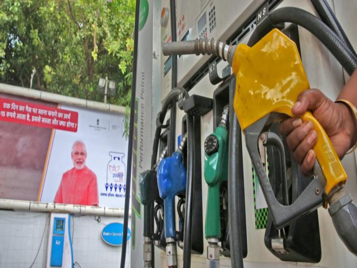 Petrol Diesel Price : कच्च्या तेलाच्या किमती घसरल्या; जाणून घ्या पेट्रोल डिझेलचे आजचे दर title=