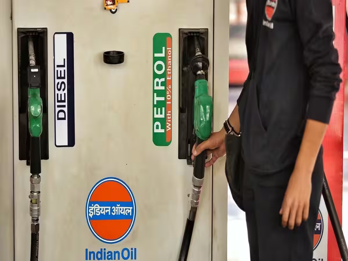 कच्च्या तेलाच्या दराचे पेट्रोल- डिझेलच्या किमतींवर परिणाम; तुमच्या शहरात महाग की स्वस्त? पाहा...  title=