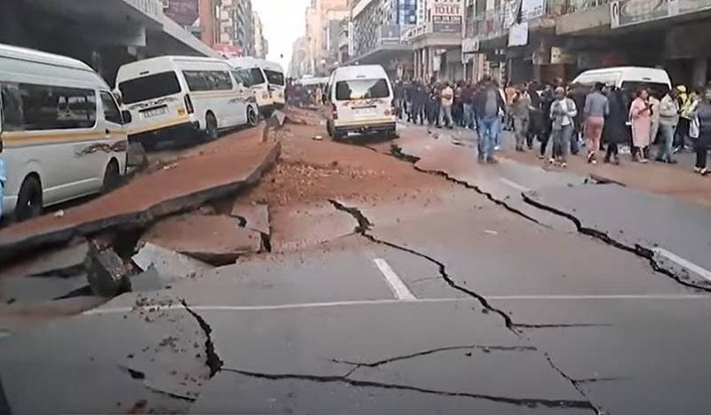 Explosion Suddenly Rips Open Roads Flips Cars In Johannesburg South Africa