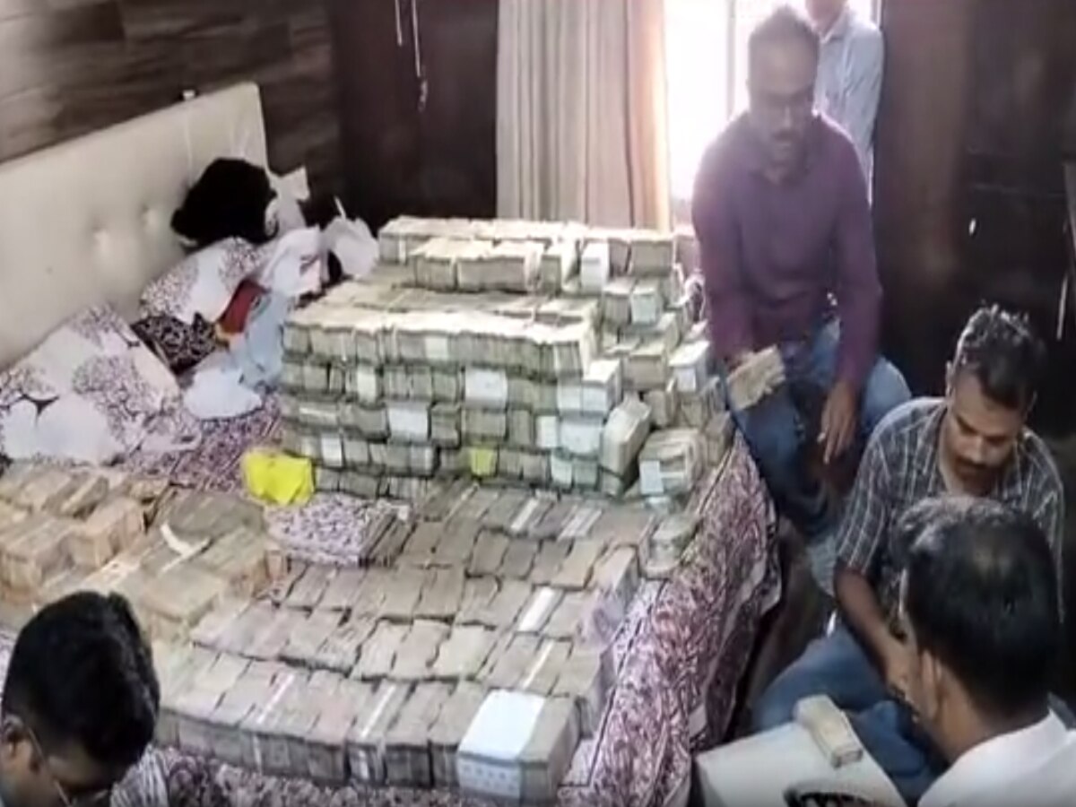 ऑनलाईन गेमिंगद्वारे उद्योगपतीची 58 कोटींची फसवणूक; आरोपीच्या घरात सापडलं मोठं घबाड ऑनलाईन गेमिंगद्वारे उद्योगपतीची 58 कोटींची फसवणूक; आरोपीच्या घरात सापडलं मोठं घबाड