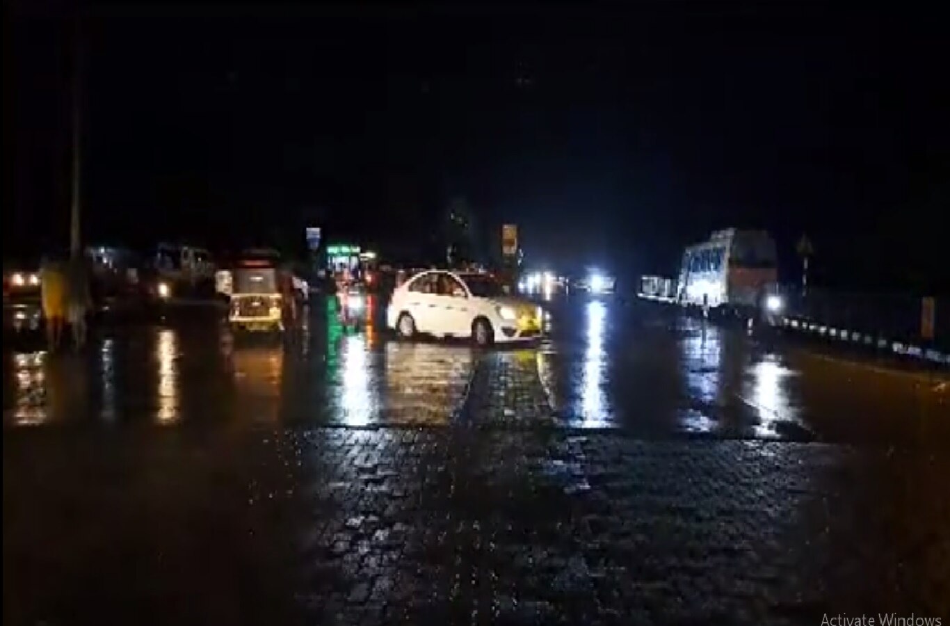 बदलापूरमध्ये भर रस्त्यात गोळीबाराचा थरार! एक तरुण गंभीर जखमी