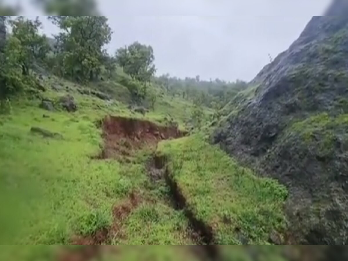 सातारा जिल्ह्यातील 'या' गावात डोंगराला मोठ्या भेगा पडल्या; ग्रामस्थ भयभित  title=