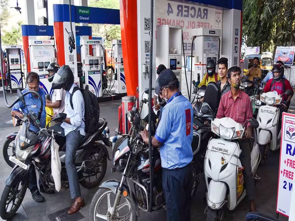 Petrol-Diesel Price: पेट्रोल आणि डिझेलचे आजचे दर काय आहेत? टाकी फुल करण्याआधी जाणून घ्या सर्व रेट्स title=