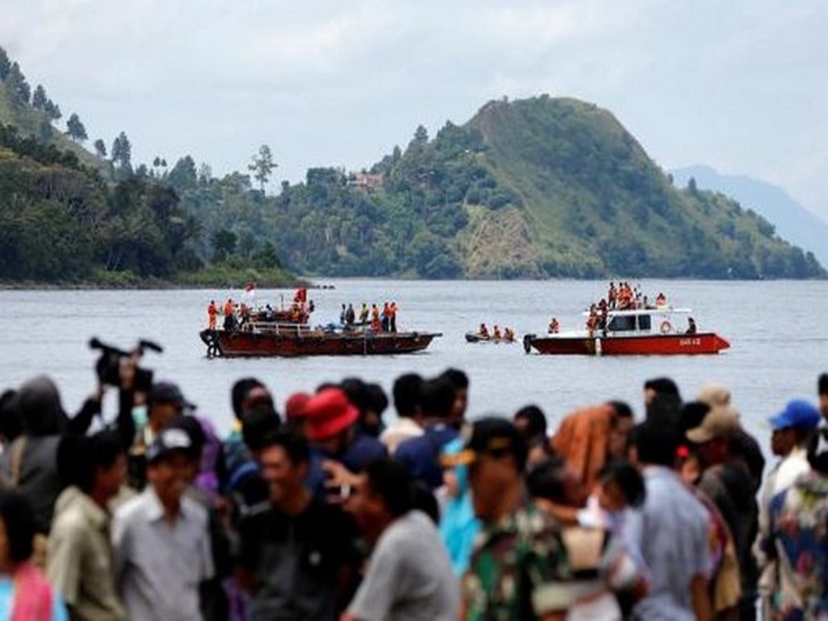 इंडोनेशियातील समुद्रात भीषण दुर्घटना; बोट उलटल्याने 15 जणांचा बुडून मृत्यू, 19 जण बेपत्ता; शोध सुरु  title=