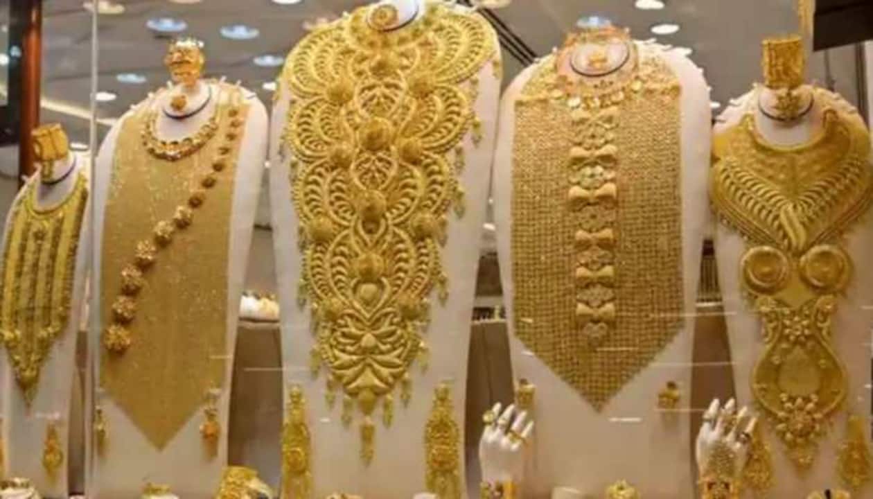 Gold becomes cheaper know today price 