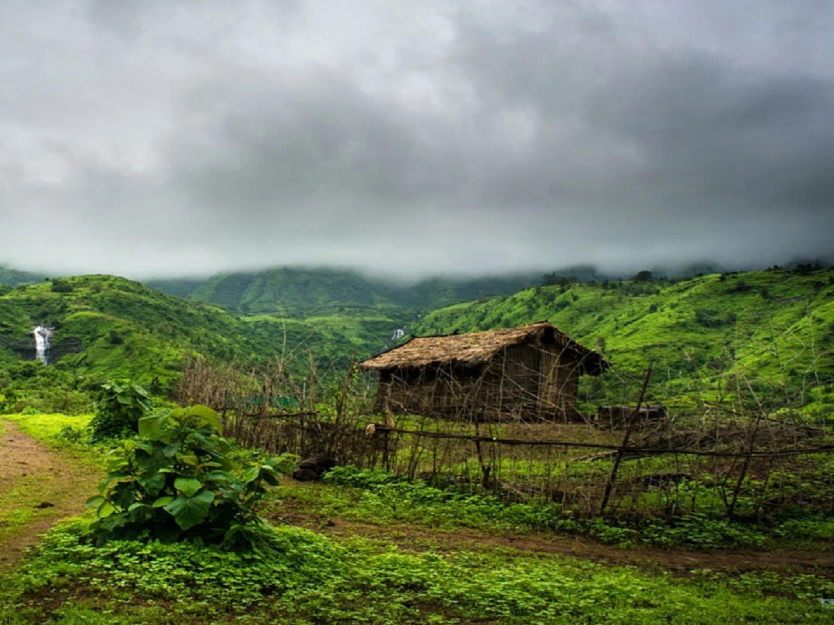 माथेरानच्या पायथ्याशी शेतांमध्ये 50 ते 100 फूट लांब भेगांमुळं दहशतीचं वातावरण  title=